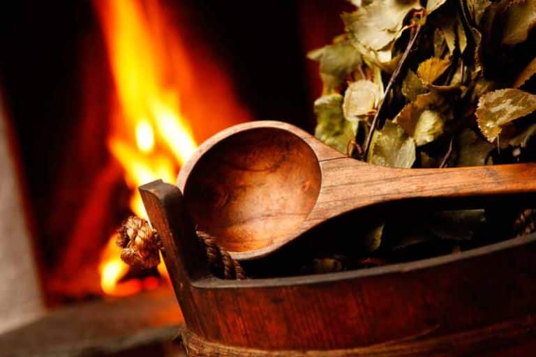 "ヴァスタ"（白樺の枝を束ねて体を叩く）